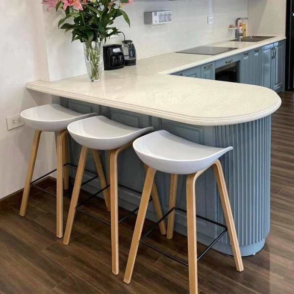 Ghế quầy bar hay stool lưng nhựa chân gỗ nhập khẩu- Mã 403A