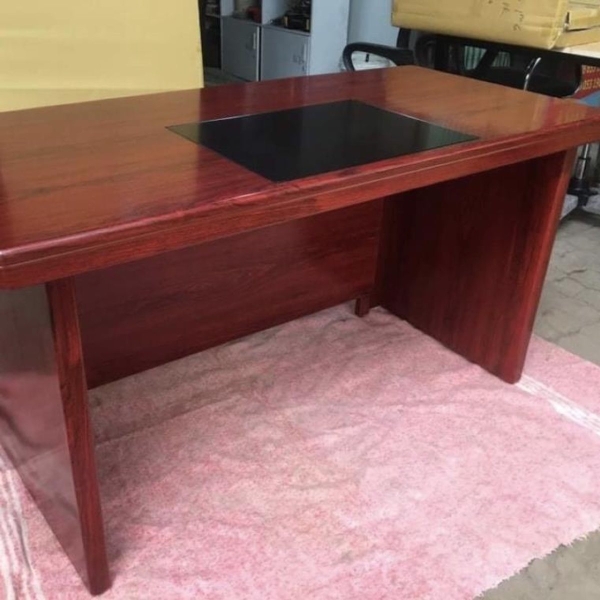 Bàn giám đốc màu nâu cánh dán 1m6