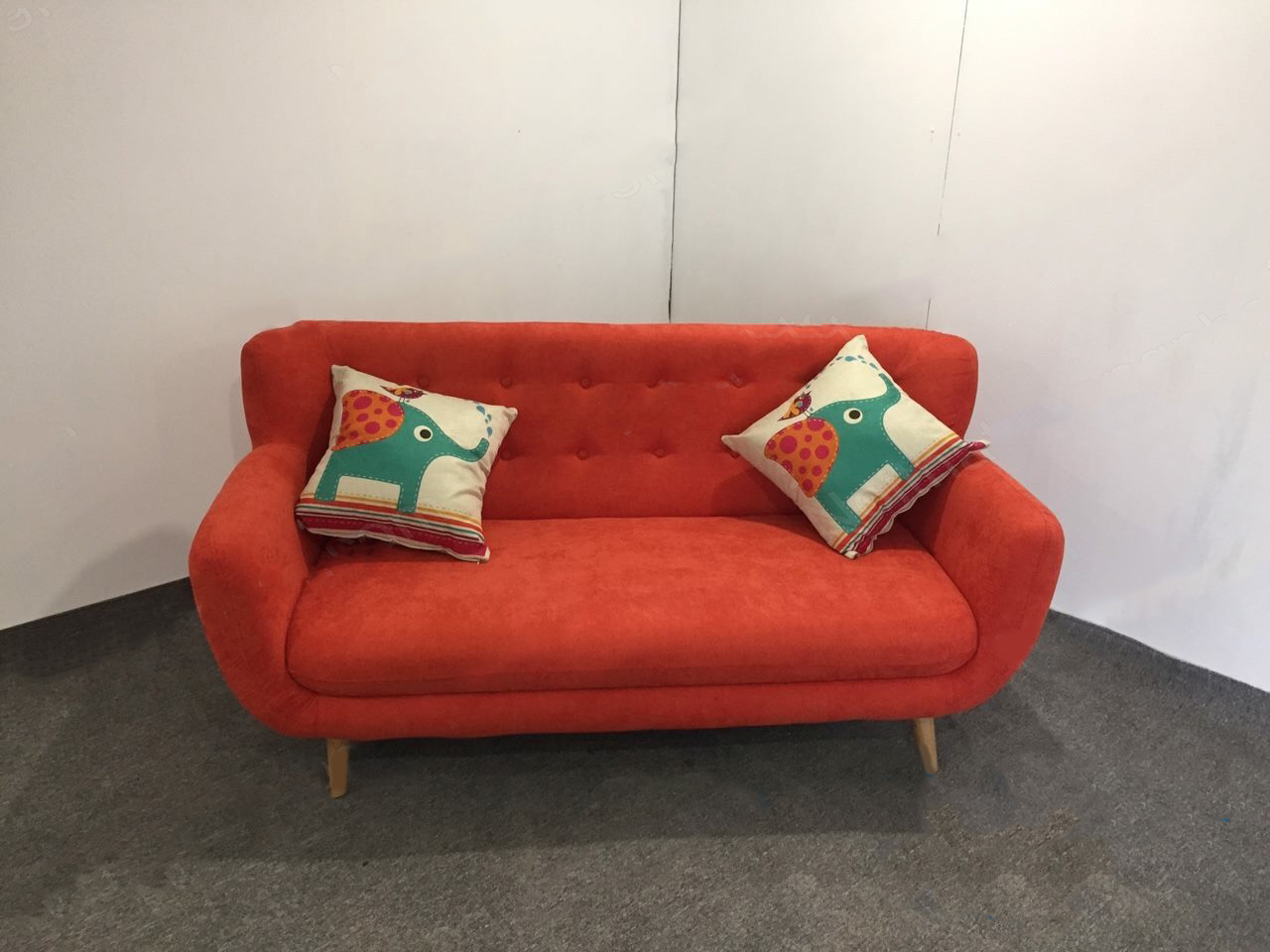 sofa văng màu cam